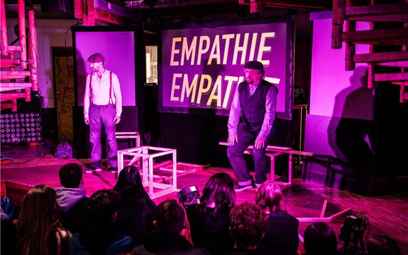 Lukas Ullrich (links) und Till Florian Beyerbach präsentierten im Jugendhaus Schülerinnen und Schülern der Theodor-Schüz-Realschule das Stück „Was heißt hier ’wir’?“. Im Anschluss sprachen die Schauspieler mit den Jugendlichen über Politik.GB-Foto: Schmidt