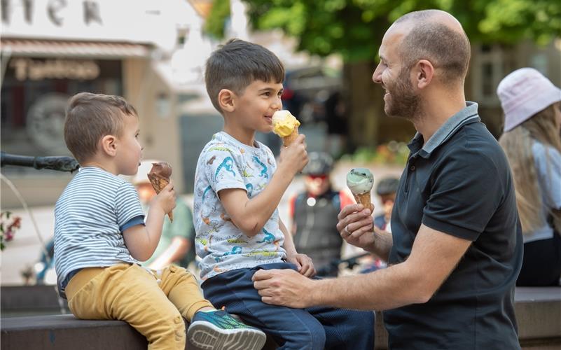 Lust auf Eis haben bei diesem Wetter nicht nur Vater Ömer und seine beiden Jungs, Enes und Kaan. Die Schlangen vor den Eisdielen sind lang. Welche besonderen Sorten gibt es diesen Sommer?GB-Foto: Vecsey