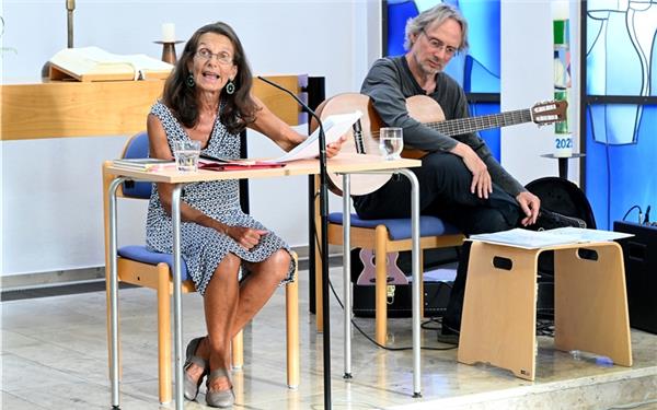 Lyrikerin Chandal Nasser las in der Mutterhauskirche in Herrenberg, musikalisch begleitet von Bernhard Mohl. GB-Foto: Holom