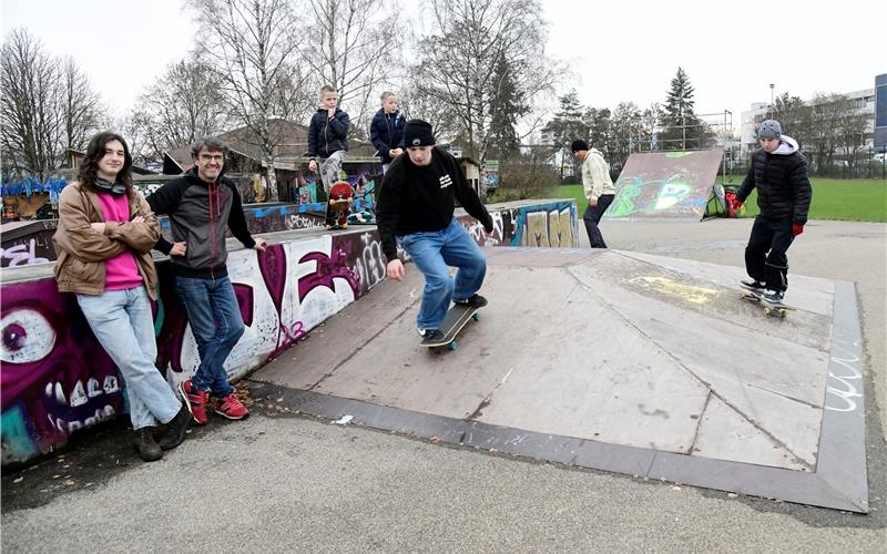 Macher und Freunde des Skateparks beim Jugendhaus mit Martin Hering (Zweiter von links) vom Juha-Team.GB-Foto: Holom