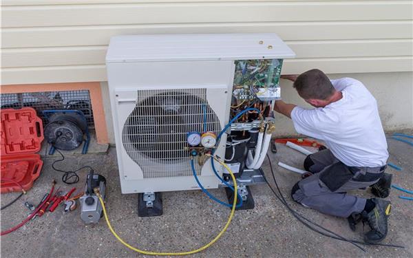 Macht eine Wärmepumpe beim eigenen Haus Sinn? Das und mehr erfahren Eigentümer im Zuge der Energiewendetagen in Herrenberg. GB-Foto: JPC-PROD– Stock Adobe