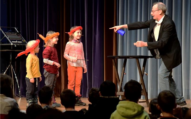 Magische Unterhaltung bot beim Kindernachmittag der Zauberer Arnd Röhm. GB-Foto: Holom