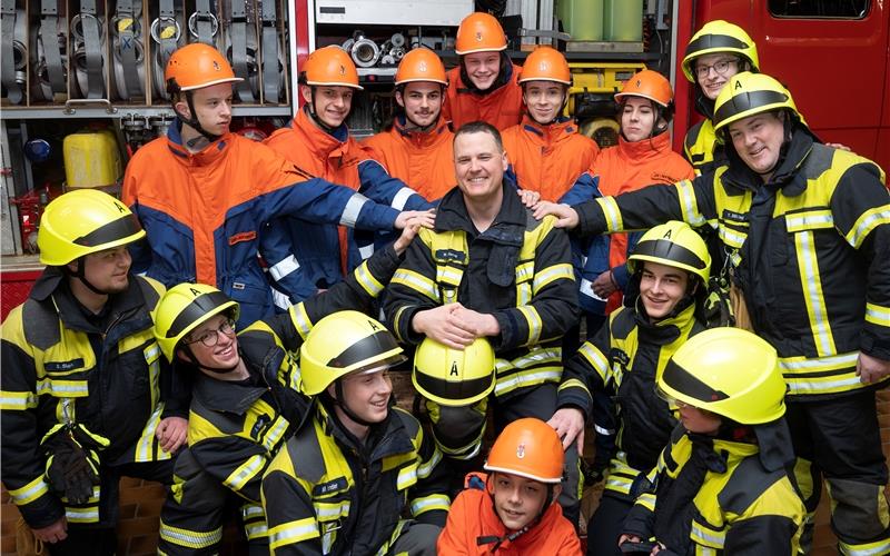 Maik Henne (Mitte) leitet mit Begeisterung die Jugendfeuerwehr Nufringen. GB-Foto: Schmidt