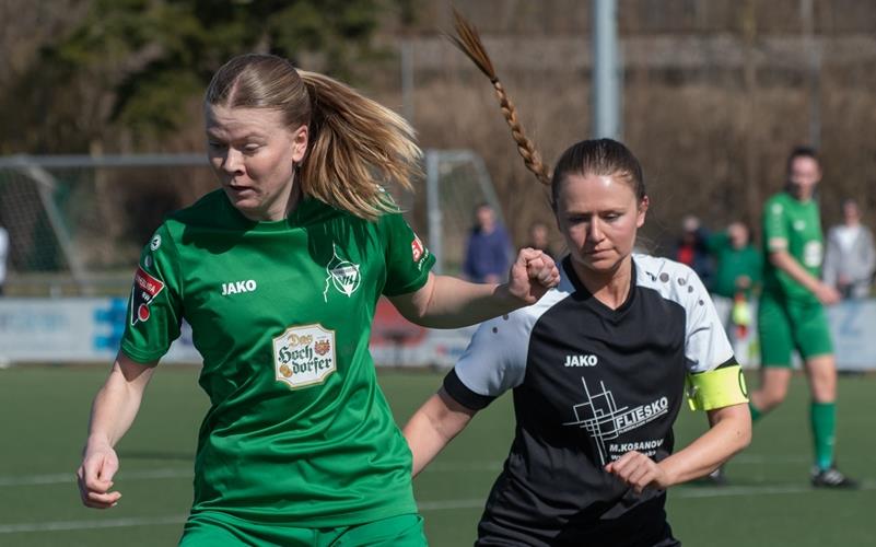 Maike Hillert (links) glänzte beim klaren Sieg über Gottenheim mit zwei sauberen Torabschlüssen. GB-Foto: Vecsey