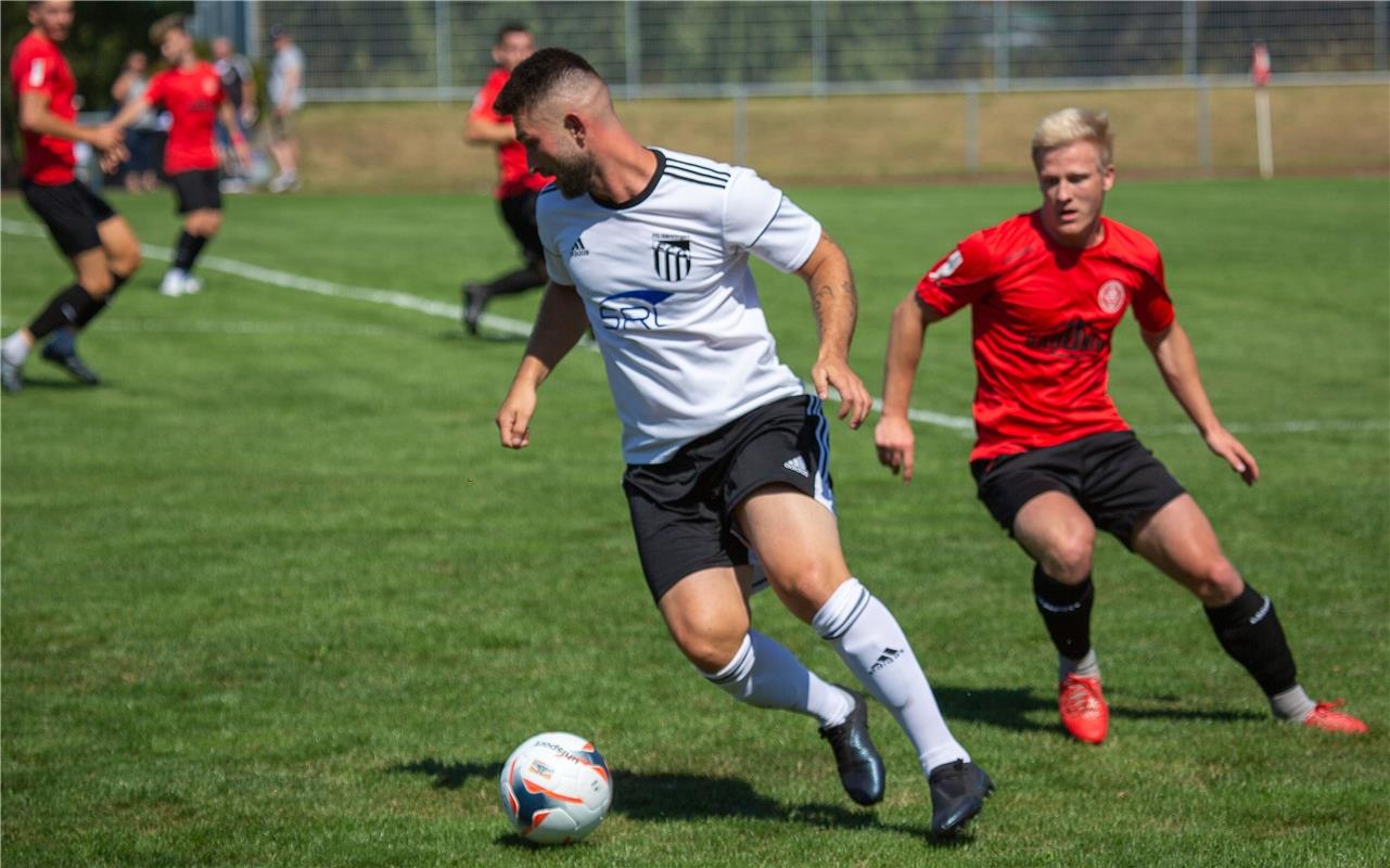 Maikel Boric (FC Gaertringen #20) und Maurice Merz (Spvgg Trossingen #19), Spvgg...