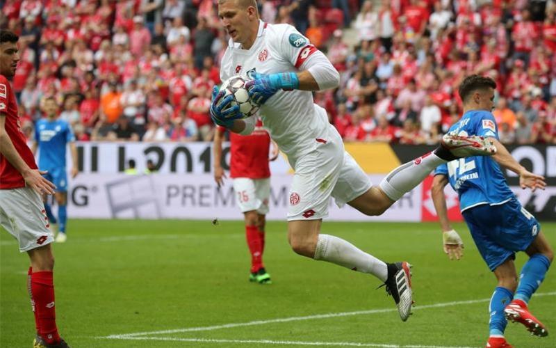 Mainz-Keeper Robin Zentner vereitelt eine Hoffenheimer Chance. Foto: Thomas Frey