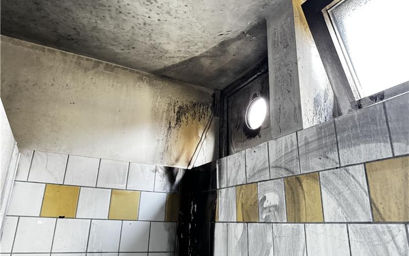 Böller setzt Schultoilette in Brand