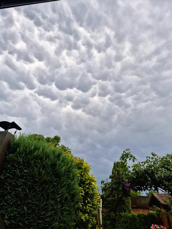 Mammatus Wolken deuten auf starke Turbulenzen hin. Von Verena Kiss aus Herrenber...