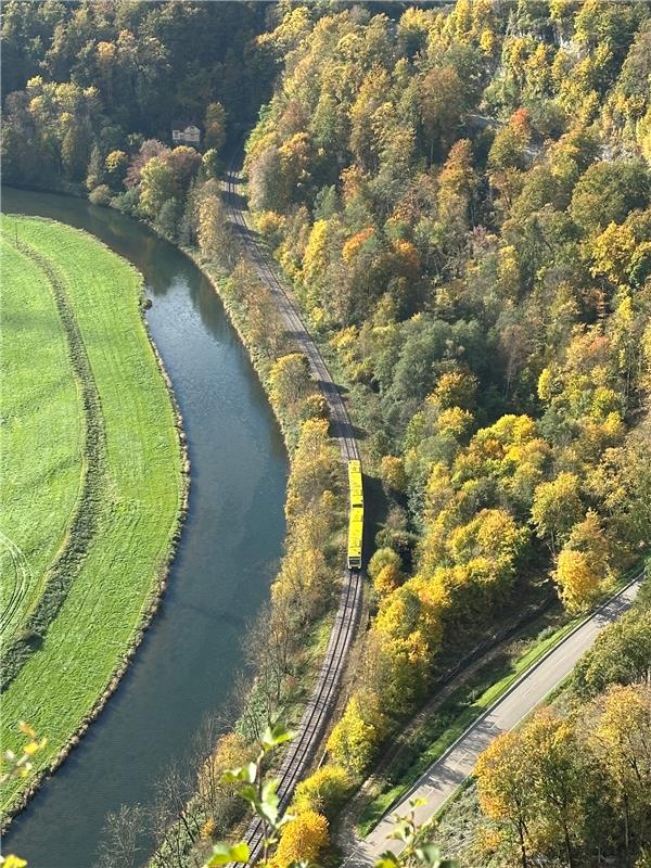 Man könnte meinen, dass der Zug sich farblich abstimmt mit dem Herbstlaub. Geseh...