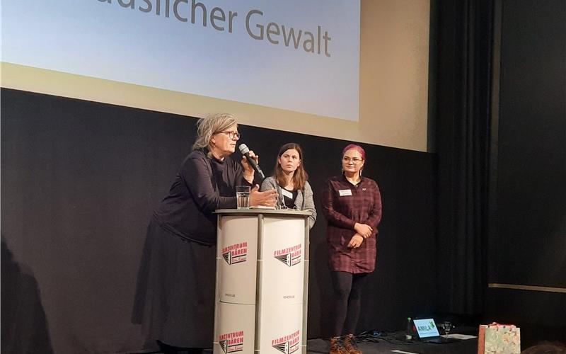 „Manche sind erschrocken über sich selbst“, sagte Referentin Christina Clemm (links) bei der „Amila“-Jubiläumsfeier, der auch die beiden „Amila“- Beraterinnen Marie Beddies und Lydia Müller (rechts) beiwohnten. GB-Foto: Fetzer-Hauser