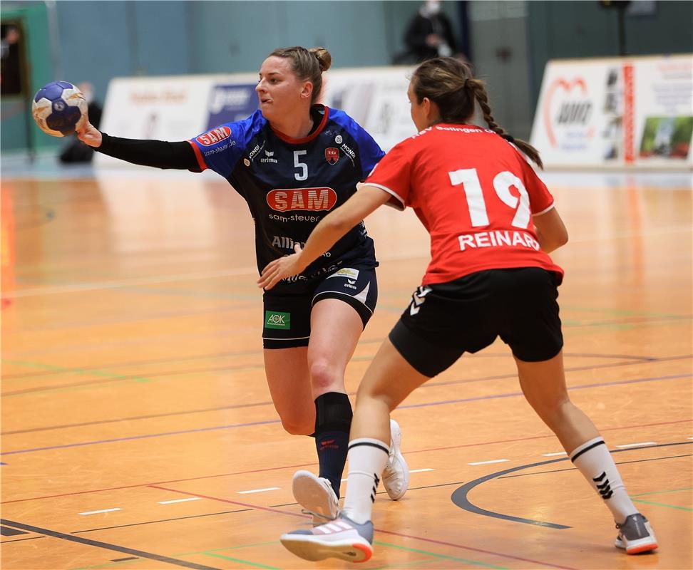 Mandy Reinarz (HSV Solingen-Gräfrath #19) , Annika Blanke (Herrenberg #5),   HSV...