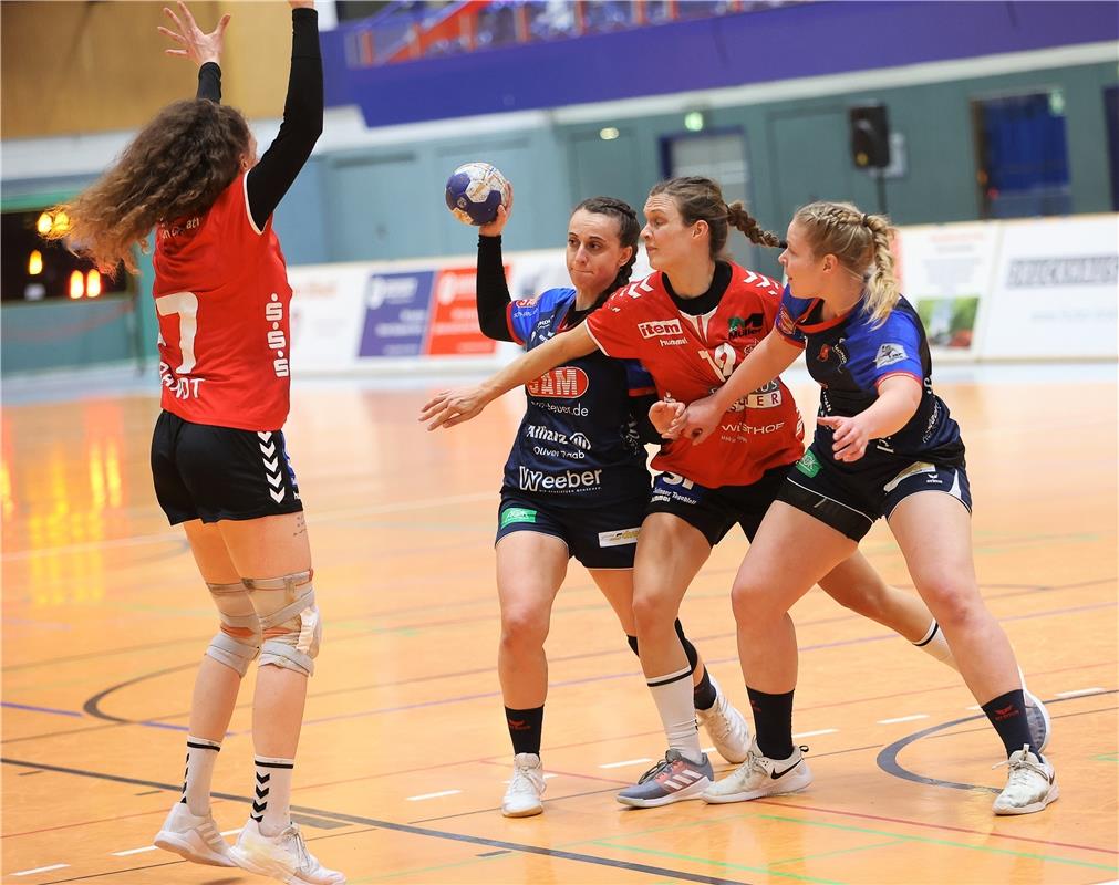 Mandy Reinarz  (HSV Solingen-Gräfrath 76 #19) und Carolin Tuc (SG H2Ku Herrenber...