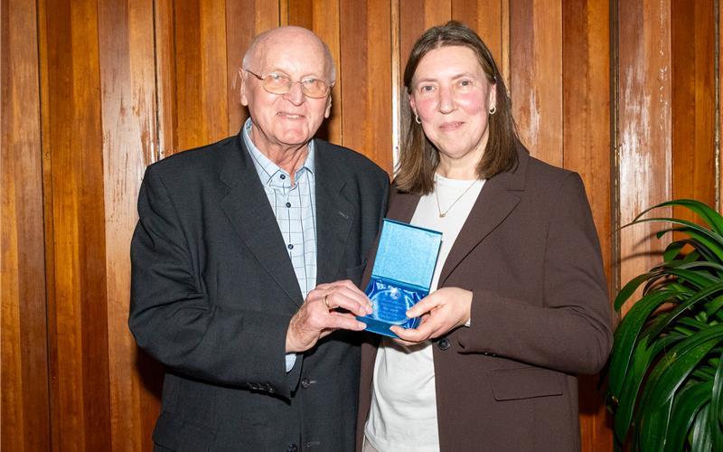 Manfred Koebler mit Alexandra Freimuth vom Klinikverbund Südwest bei der Verleihung der Ehrenmedaille. GB-Foto: Nüssle