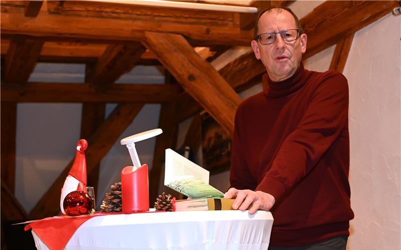 Manfred Mergel, Pfarrer im Ruhestand, bei seiner Weihnachtslesung in Kornsaal der Deckenpfronner Zehntscheuer. GB-Foto: Reichert