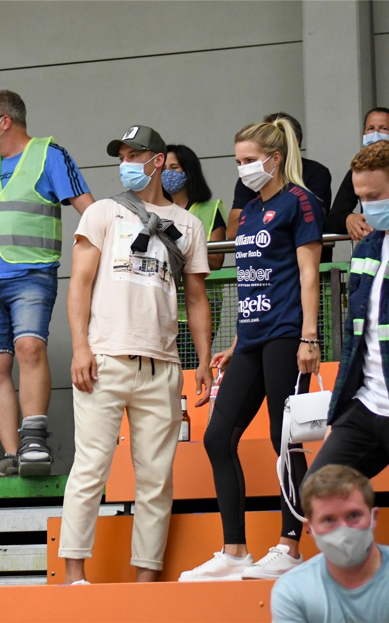 Manuel Neuer verfolgte das Spiel zusammen mit seiner Freundin und H2Ku-Spielerin Anika Bissel auf der Tribüne GB-Foto: Eibner/Memmler