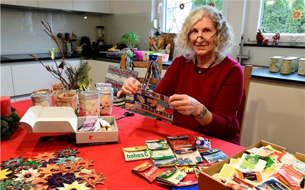 Manuela Sebastian stellt durch Upcycling aus Müll Weihnachtsschmuck und Geschenkartikel her GB-Foto: Holom