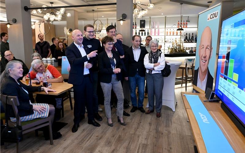 Marc Biadacz (links stehend) konnte sein Direktmandat ein weiteres Mal verteidigen. Entsprechend gelassen war die Stimmung im Böblinger Paladion, wo die CDU ihre Wahlparty veranstaltete. GB-Fotos: Holom