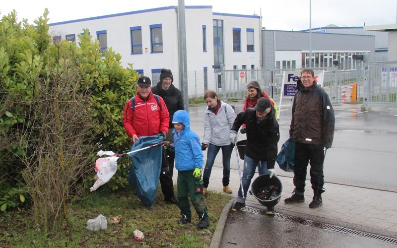 Marc Freymann, Jakob und Meike Kohler, Waldemar Röhm sowie Ines und Christian Held waren im Gewerbegebiet Gründen unterwegs. GB-Foto: Denner