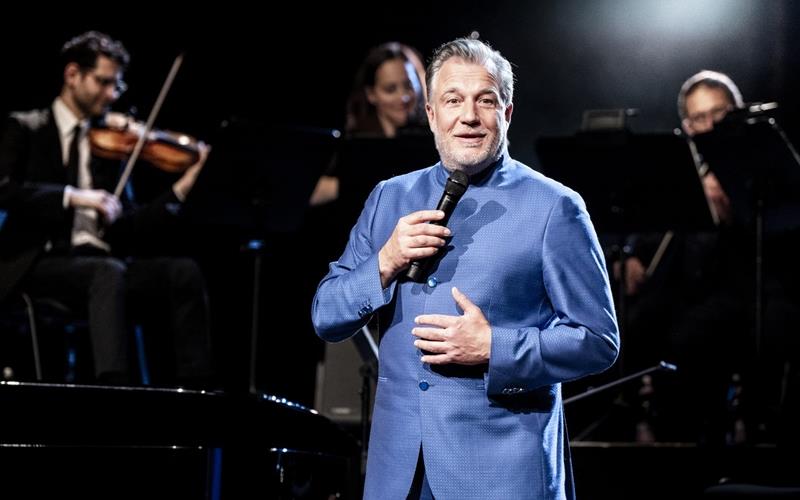 6. Adventskalender-Türchen: Weihnachten mit Marc Marshall Marc Marshall auf der Bühne. GB-Foto: gb