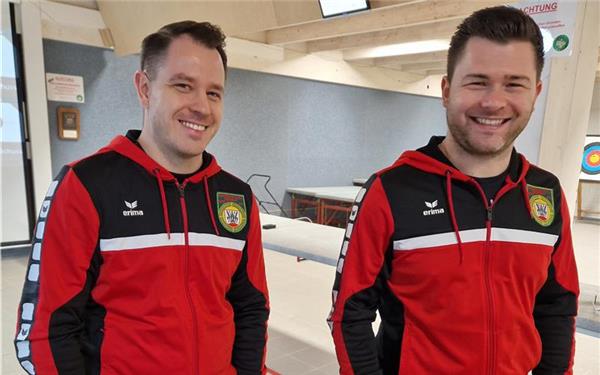 Marc Sautter (links) und Marian Lutz haben gut lachen: Das Bondorfer Luftpistolenteam scheint für die Relegationsrunde zur Landesliga gerüstet zu sein. GB-Foto: gb