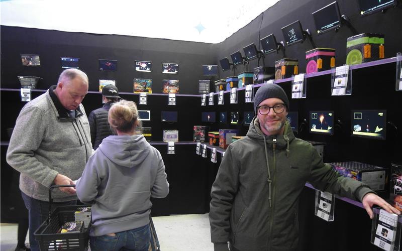 Marcel Berner organisiert seit vier Jahren den Verkauf von Feuerwerk fürs private Silvesterfest.GB-Foto: Staber