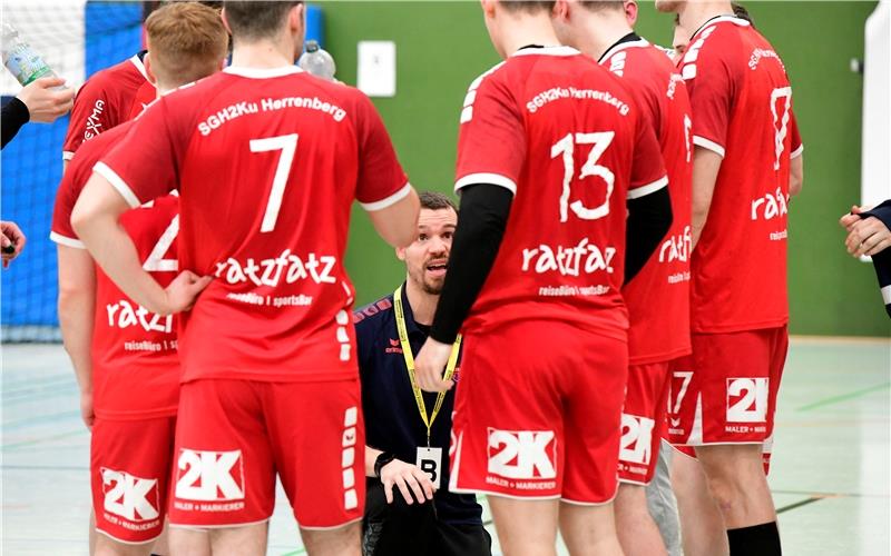 Marcel Kohler (Mitte) hat sein Team auf das Endspiel eingeschworen. GB-Foto: Holom