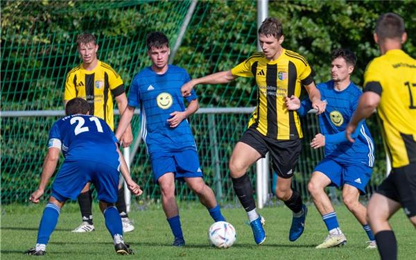 Marcel Vetter (am Ball): Einer der „neuen jungen Wilden“, die Schwung bei den SF Kayh reinbringen. GB-Foto: Vecsey