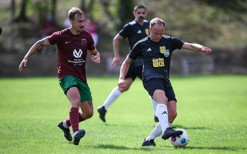 Marco Eyth (rechts) leitete den Ausgleichstreffer von Lukas Hartmann ein. GB-Foto: Ulmer