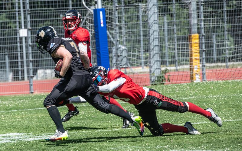 Marco Ledwoch (links/letztes Jahr im Spiel gegen Konstanz) war von der Defense der Schwäbisch Hall Unicorns II gleich zweimal nicht zu halten. GB-Foto: Schmidt