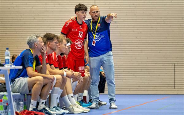Marco Melo (re., im Gespräch mit Talent Yanick Broß): „Wir müssen vor dem Tor kaltschnäuziger werden.“ GB-Foto: Drofitsch/Eibner