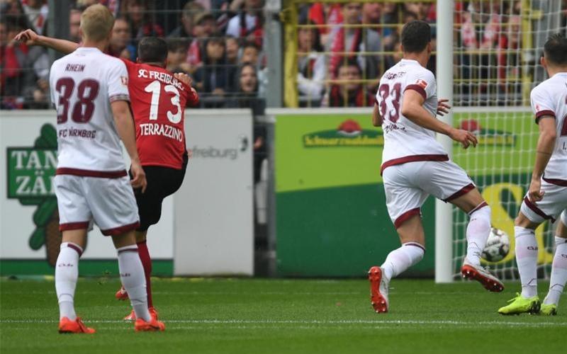 Marco Terrazzino (2.v.l) lässt FCN-Keeper Christian Mathenia keine Chance und trifft zum 1:0 für Freiburg. Foto: Patrick Seeger