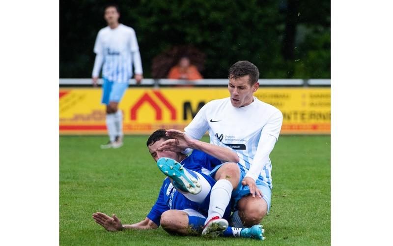 Marco Werner (rechts, im Zweikampf mit Kuppingens Ruben Tischner) steht beim TVN ein stabiles Gerüst zur Verfügung GB-Foto (Archiv): Schmidt