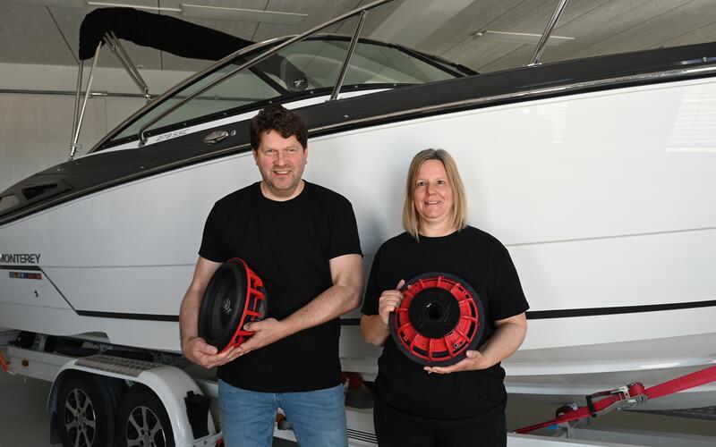 Marco und Sandra Hengel mit Lautsprechern ihrer Produktion. Diese werden nicht nur in Autos eingebaut, sondern beispielsweise auch in Booten. GB-Foto: Reichert