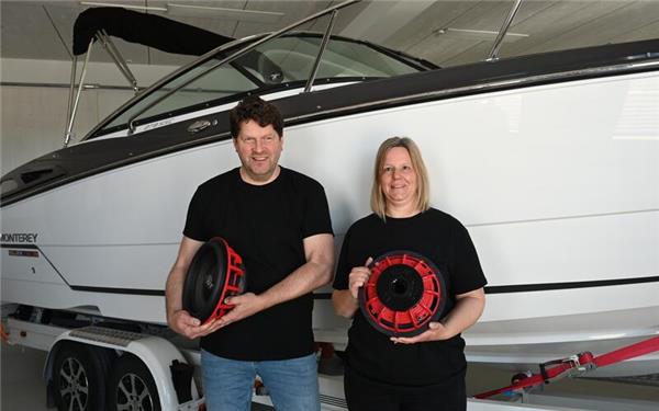 Marco und Sandra Hengel mit Lautsprechern ihrer Produktion. Diese werden nicht nur in Autos eingebaut, sondern beispielsweise auch in Booten. GB-Foto: Reichert