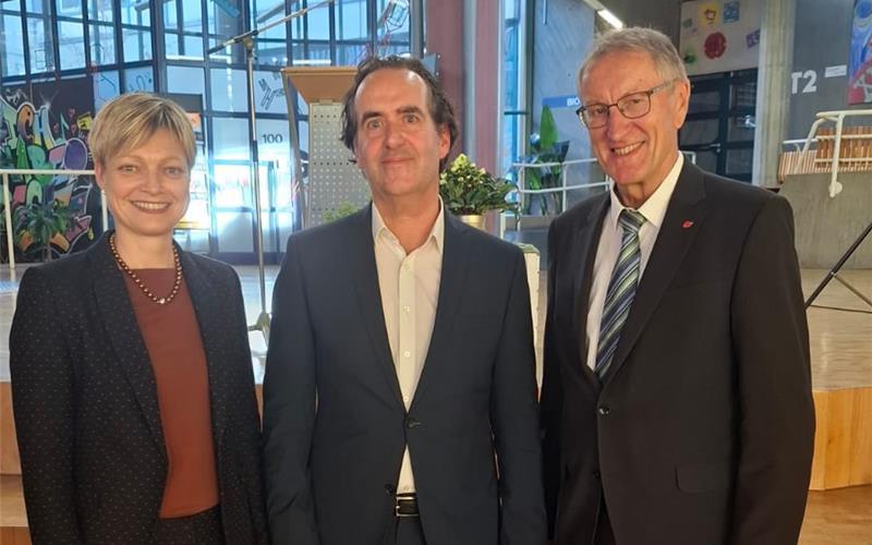 Marcus Kazmeier (Mitte) freut sich mit Landrat Roland Bernhard und Tanja Feest (Referatsleiterin im Regierungspräsidium Stuttgart) über seinen neuen Posten. GB-Foto: gb