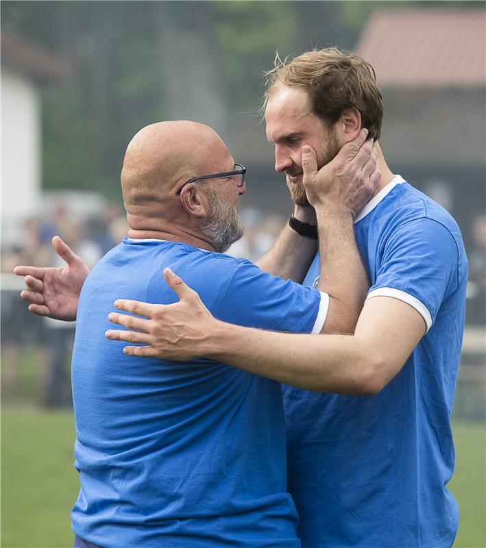 Marcus Russ jubelt - Oberjettingen feiert die Meisterschaft und den Aufstieg in ...