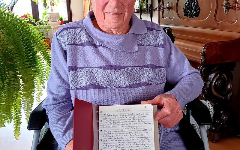 Margarete Hammel hat ihre Lebensgeschichte von Hand aufgeschrieben, damit ihre Nachkommen in 100 Jahren Erinnerung stöbern können. GB-Foto