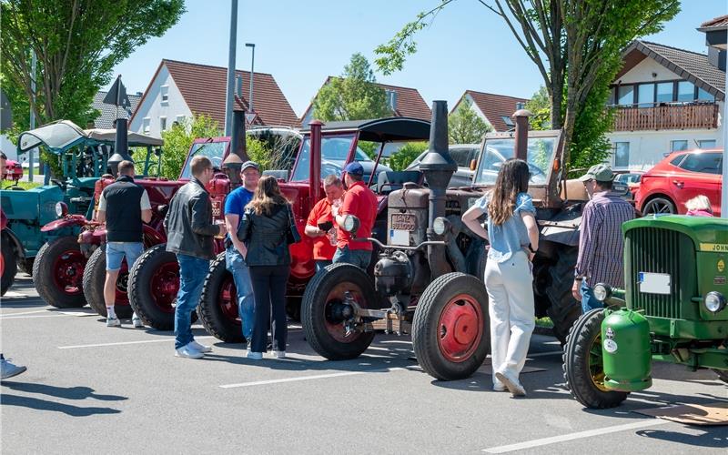 Margit Schneider aus Oberjesingen (rechts) schaute mit ihrem schwarzen Fiat 500 L beim Oldtimertreffen vorbei. GB-Fotos: Nüßle