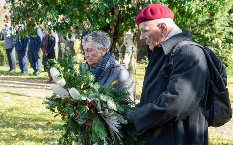 Margret Klanfer und Günter Achilles vom VdK-Ortsverband Herrenberg legen einen Kranz nieder. GB-Foto: Vecsey