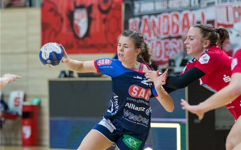 Mannschaft ist zur Familie zusammengewachsen Marie Beddies (links) imZweikampf mit SwantjeHeimburg (Union Halle Neustadt) GB-Foto: Schulz/Eibner