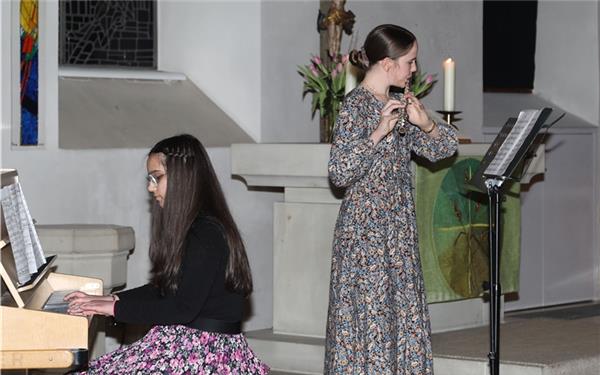 Marie-Christin Lißeck (Mötzingen) wurde beim Vorspiel in der Mötzinger Mauritiuskirche an der Querflöte von Agapi Kourtidis (Nagold) am Klavier begleitet. GB-Foto: Priestersbach
