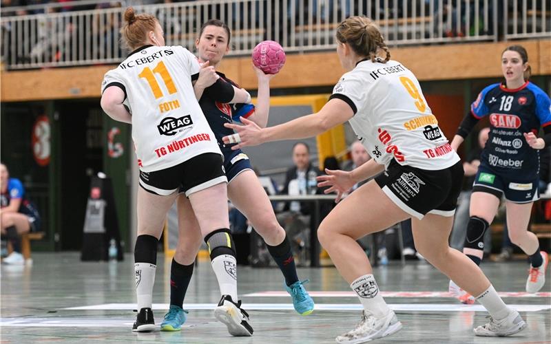 Marie-Christine Beddies (am Ball) im Zweikampf mit Kerstin Foth im Januar im Heimspiel gegen Nürtingen. GB-Foto: Eibner/Baur