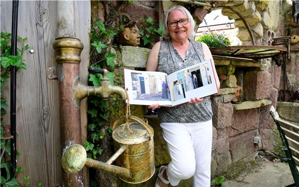 Marie-Luise Koschowsky mit ihrem Fotobuch über Toiletten in aller Welt. GB-Foto: Holom