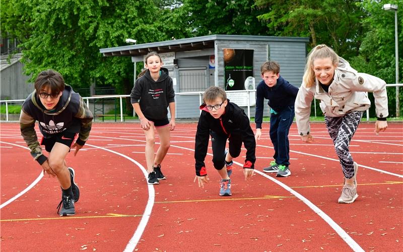 Das Laufen gehört schon seit der Kindheit dazu Marika Vetter (rechts) mit dem Leichtathletik-Nachwuchs: Das Training soll die allgemeine sportliche Grundausbildung abdecken GB-Foto: Holom