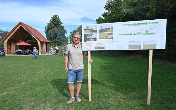 Mario Fritsch, Sprecher des Projektteams Kuppinger Grillhütte, mit den Plänen für die Aussichtskanzel, die im kommenden Herbst errichtet werden soll. GB-Foto: Reichert