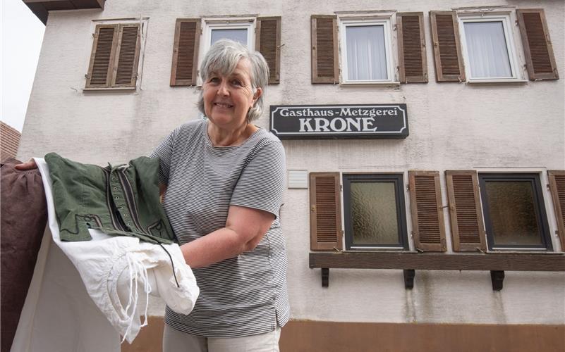 Marion Hahn vor dem ehemaligen Gasthaus „Krone“: Im Hinterhof befindet sich eine von drei Spielstätten beim Nachtwächterrundgang. Die Hausemerin ist noch auf der Suche nach Darstellern. GB-Foto: Vecsey
