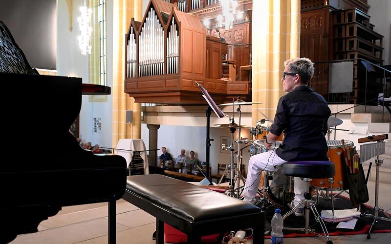 Marion Wetzel begleitete am Schlagzeug das jüngste Orgelsommerkonzert in der Stiftskirche. GB-Foto: Holom