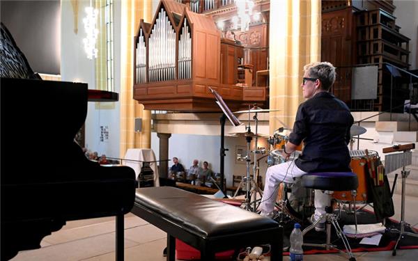 Marion Wetzel begleitete am Schlagzeug das jüngste Orgelsommerkonzert in der Stiftskirche. GB-Foto: Holom