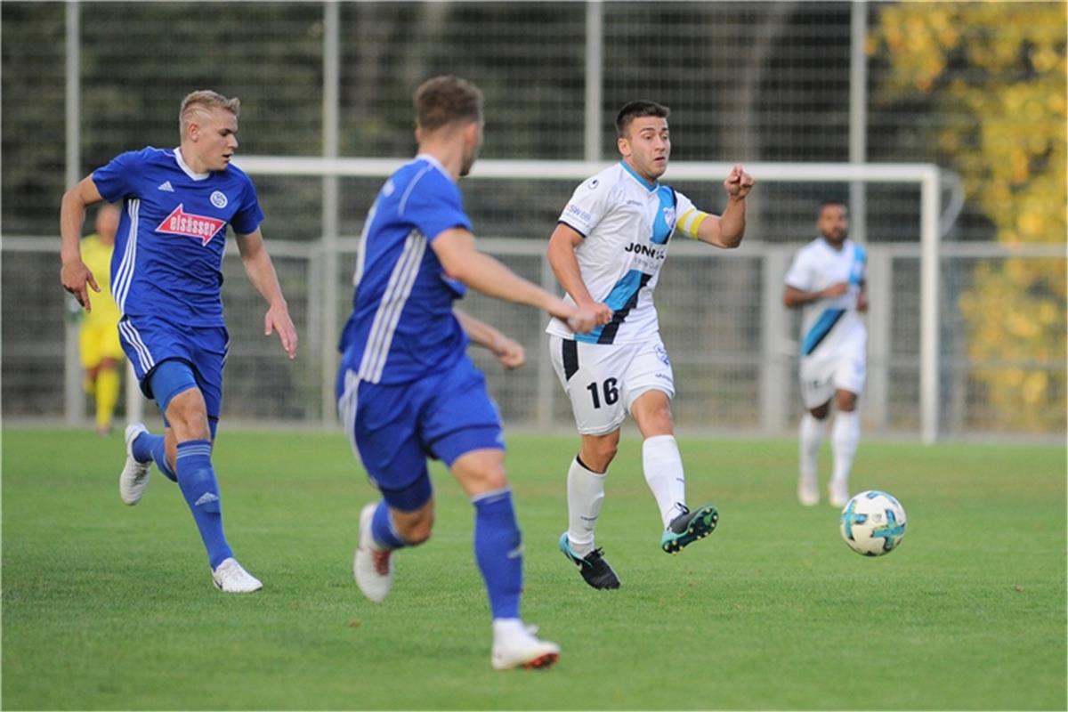 Marius Kunde (FSV 08 Bissingen #16) gegen Raphael Molitor (VfL Sindelfingen #6) ...