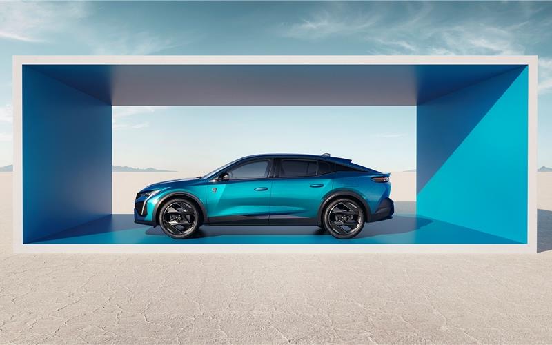 Typisch ist die katzenhafte Silhouette Markante unddynamischeLinienführung: der neue Peugeot 408.GB-Fotos: gb